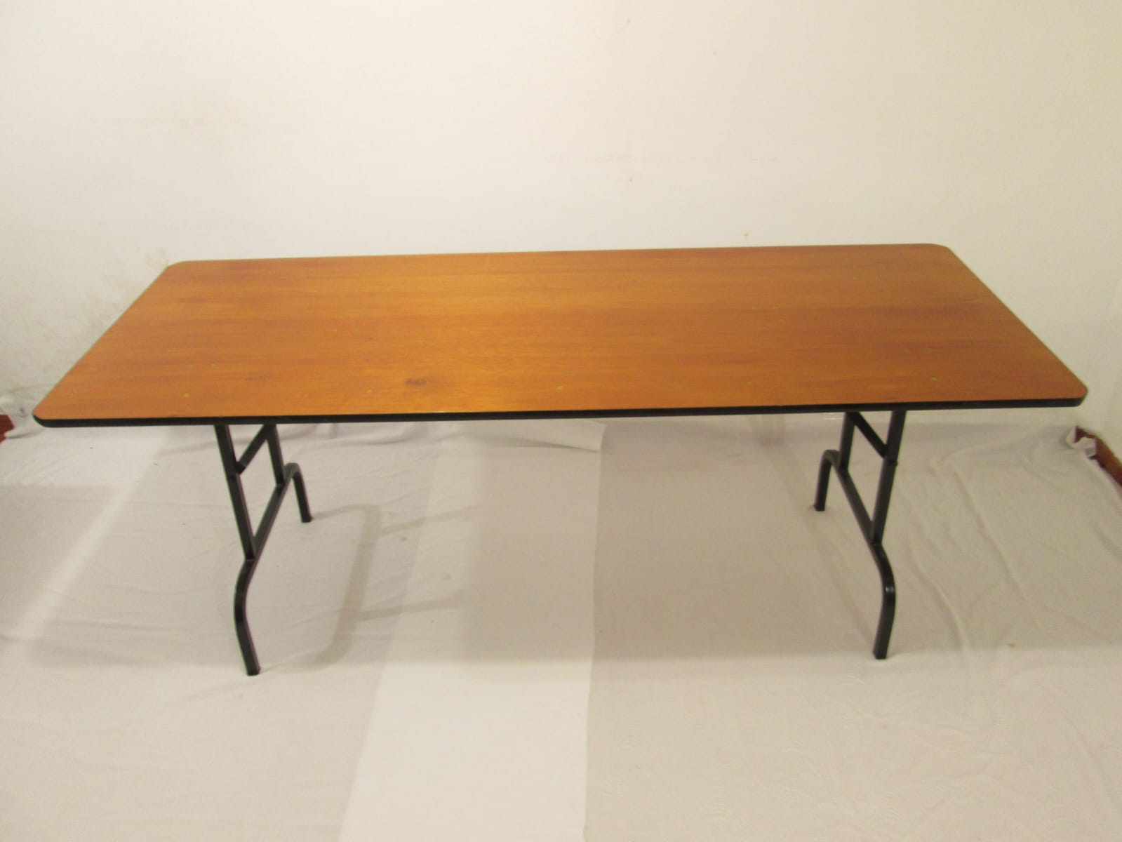 Mesa rectangular plegable con cubierta de madera natural